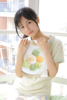 父母谈恋爱被女儿撞见瞬间害羞